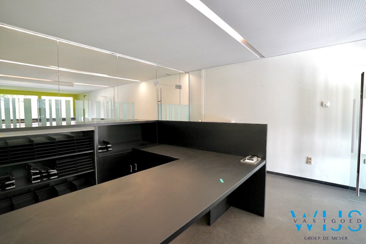 Ruim handelspand in de hoofdstraat van Ertvelde ! 