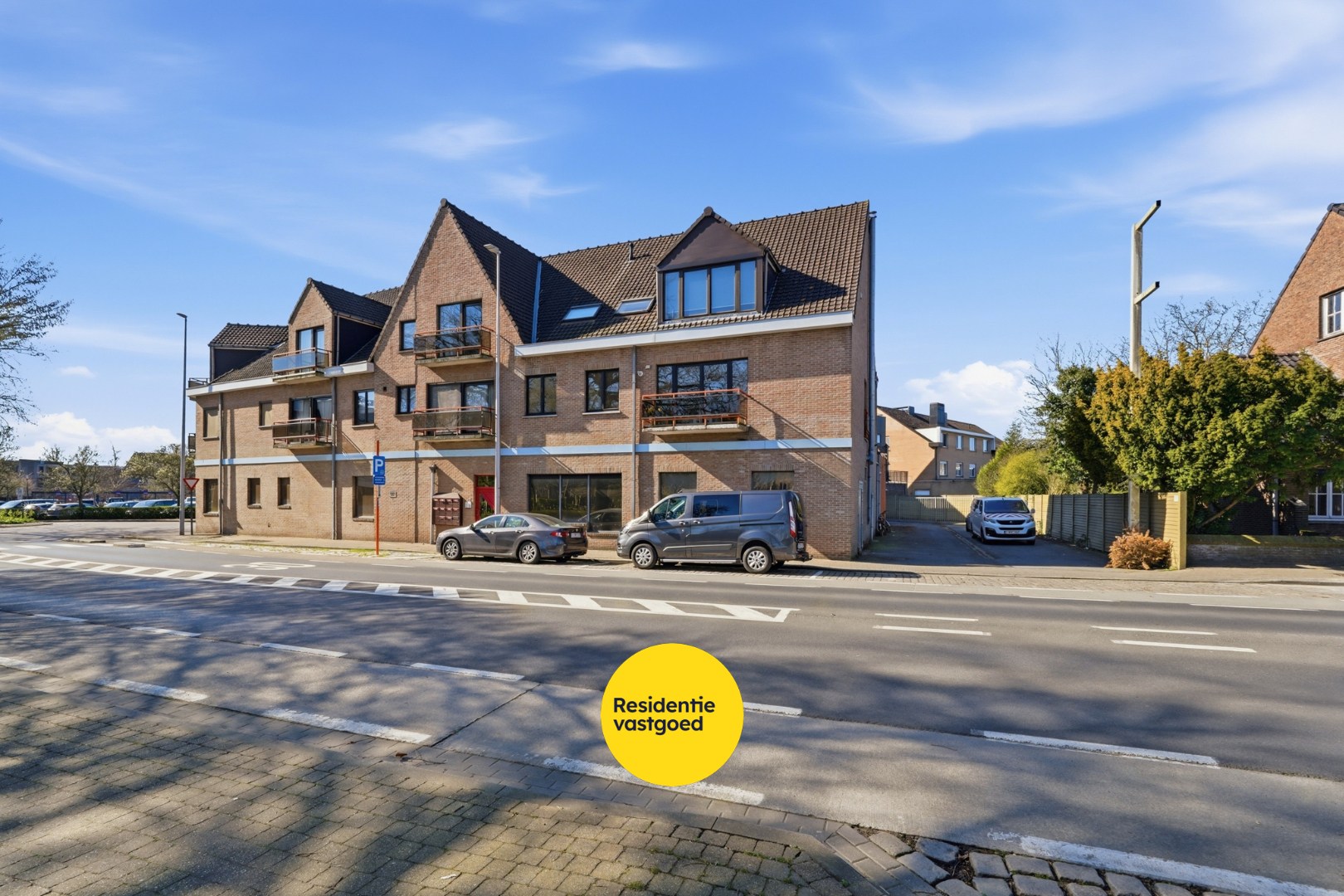 Te huur: Ruim handelspand met uitstekende visibiliteit in het centrum van Torhout 