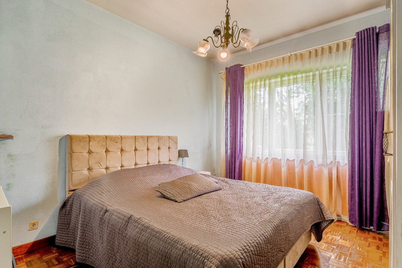 Op te knappen karakteristieke hoekwoning, 4 slpk, (EPC-label C) gelegen aan het Haspengouwse landschap. 