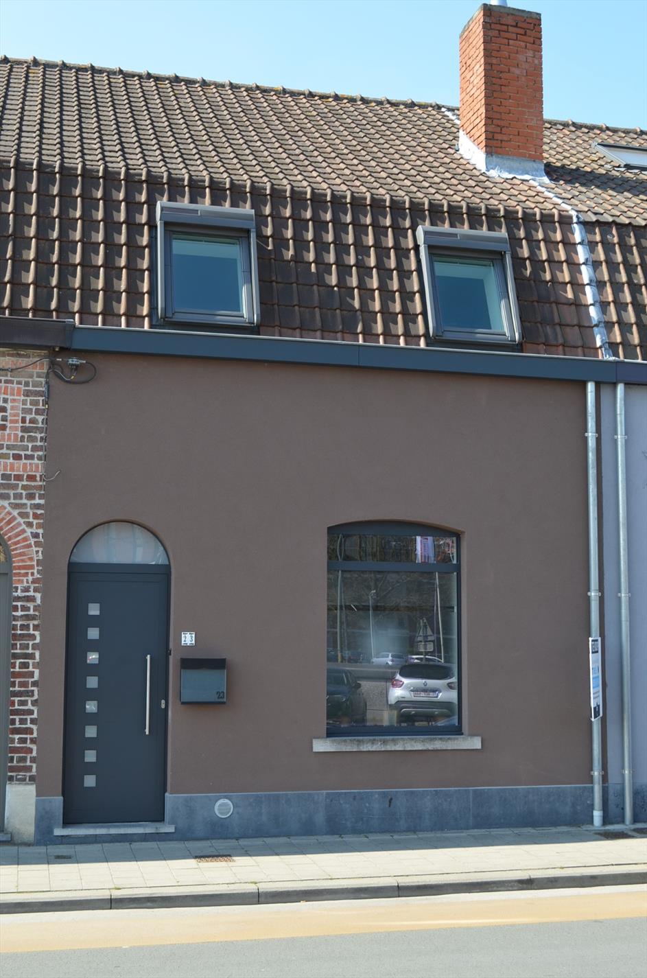 Knap gerenoveerde gezinswoning met  2 slpks (mogelijkheid 3), carport en tuin goed gelegen te Aalter 