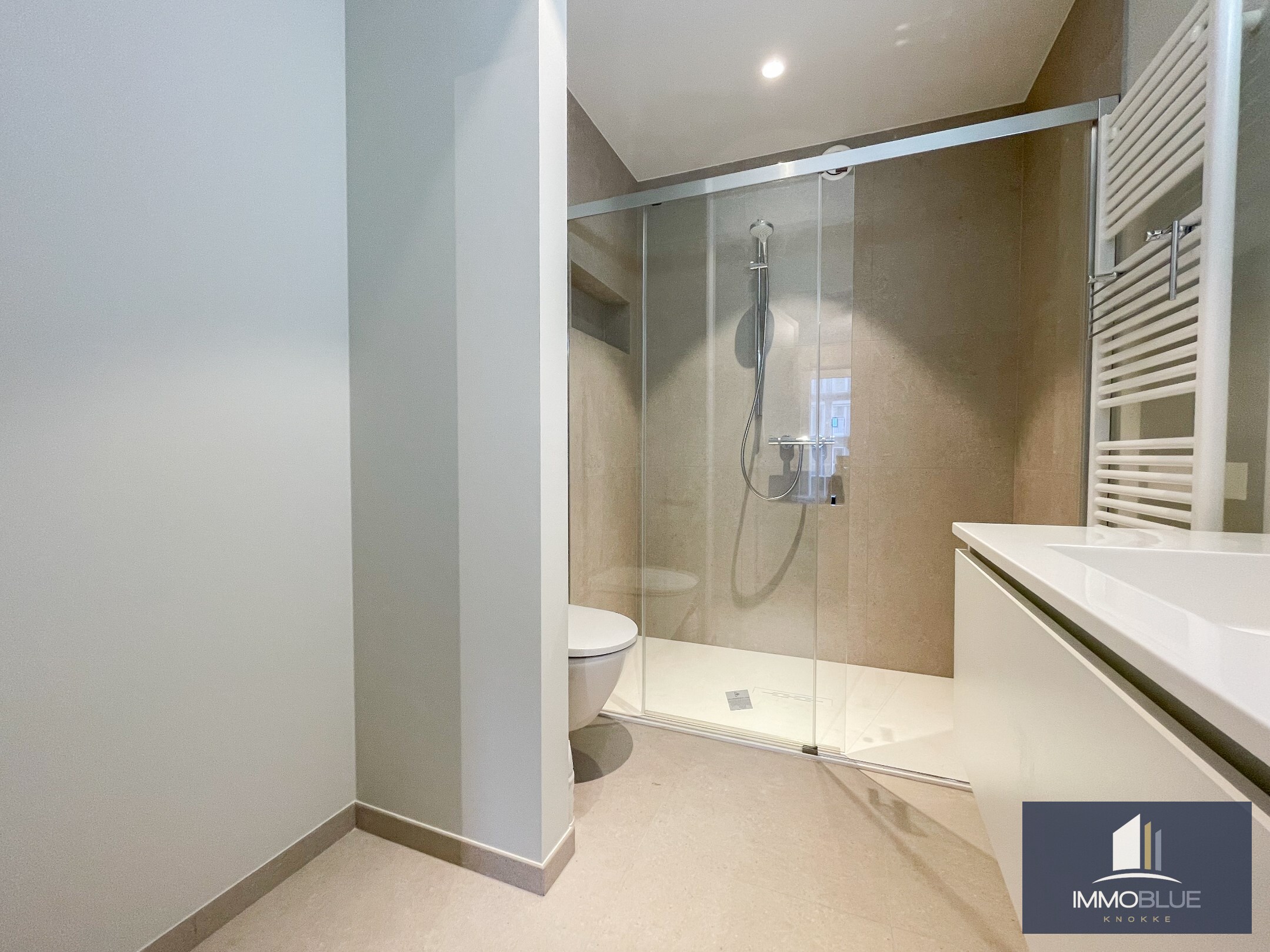 Nieuwbouwappartement met terrassen gelegen in de Paul Parmentierlaan. 