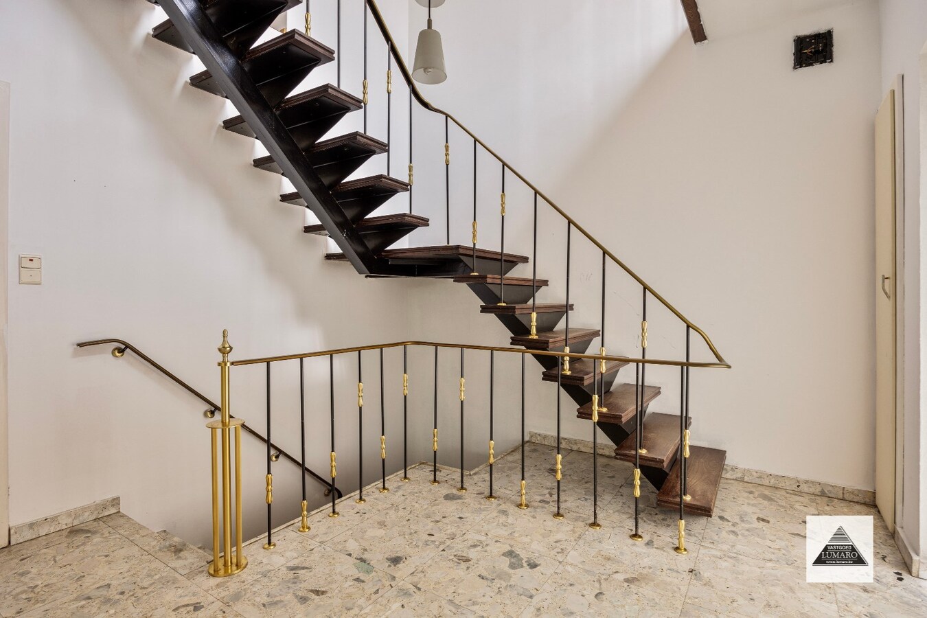 Ruime woning met 4 slaapkamers en hobbyruimte/winkel. 