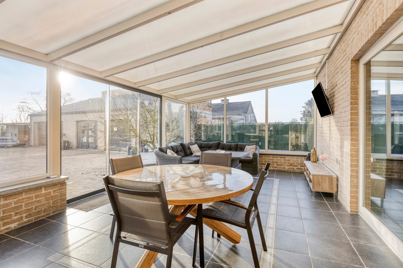 Instapklare villa met zwembad. Landelijke ligging in Leut (Maasmechelen). 