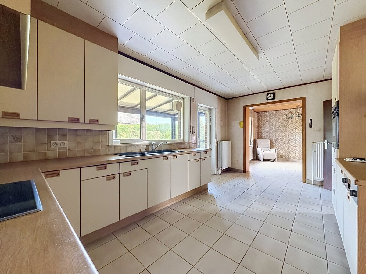 Ruime sixties villa met vergunde loodsen (350m²) te Vlierzele 