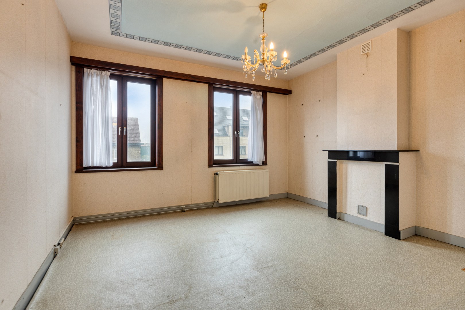 Gezinswoning met 6 slpk. en ruime garage op perceel van 1233m² te Leopoldsburg 