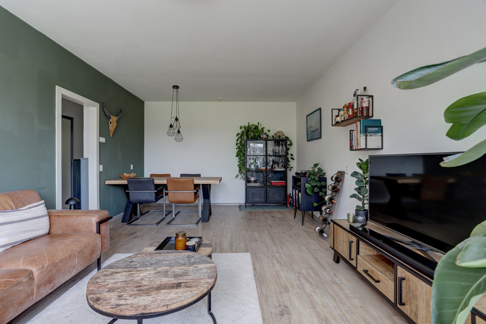 Instapklaar 3-kamer appartement op de 1e verdieping met keurige keuken en badkamer, 2 balkons, berging in de onderbouw en is gelegen op eigen grond. 