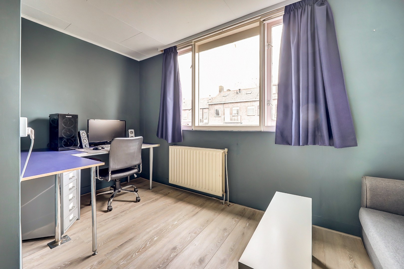 Sfeervol en karakteristiek jaren '30 bovenwoning met prachtige glas-in-lood details, 2 goede slaapkamers, ruime keuken en badkamer en gelegen op eigen grond! 