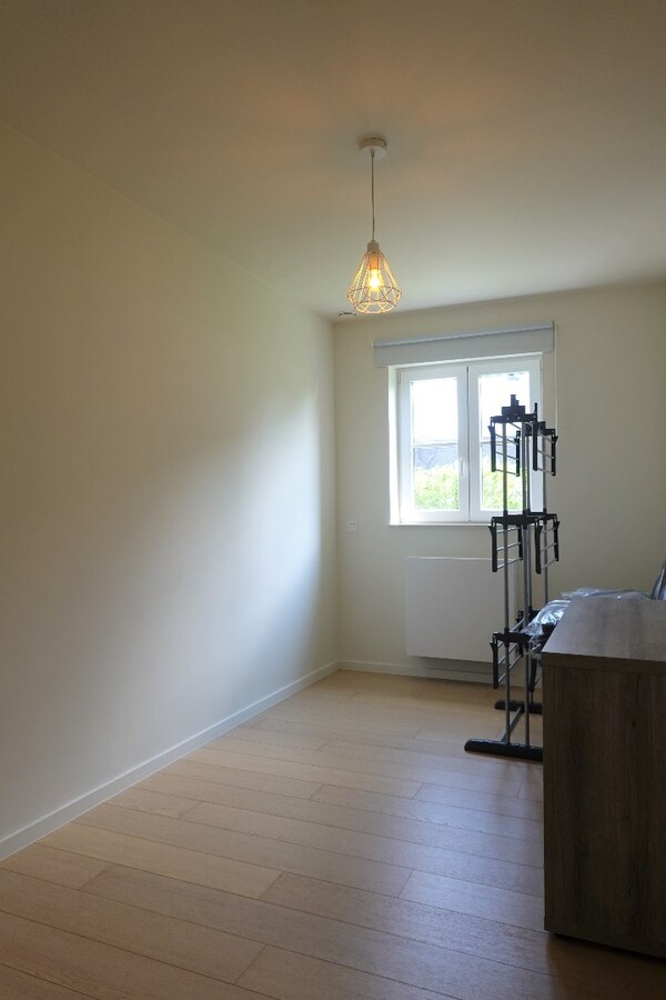 Gelijkvloers appartement (2016) met tuintje en parkeerplaats 