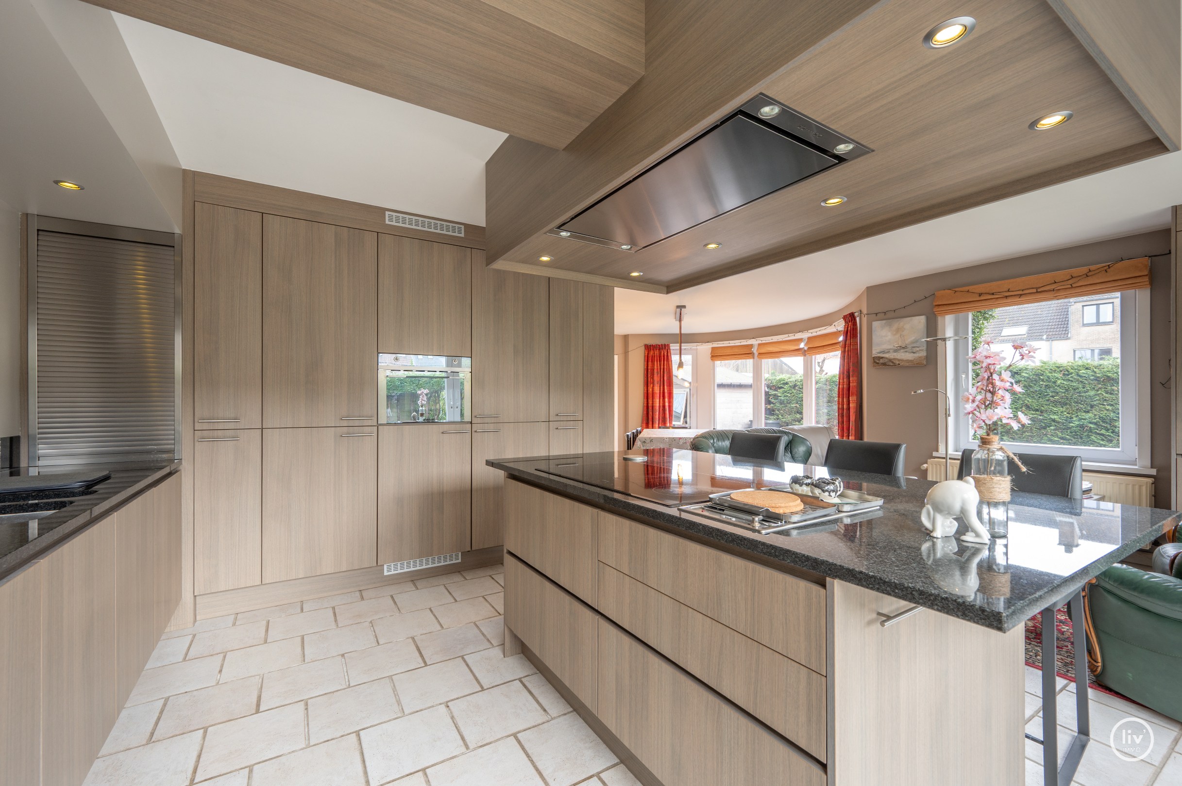 Ruime woning met 4 slaapkamers gelegen in centrum Knokke vlakbij Duinenwater. 