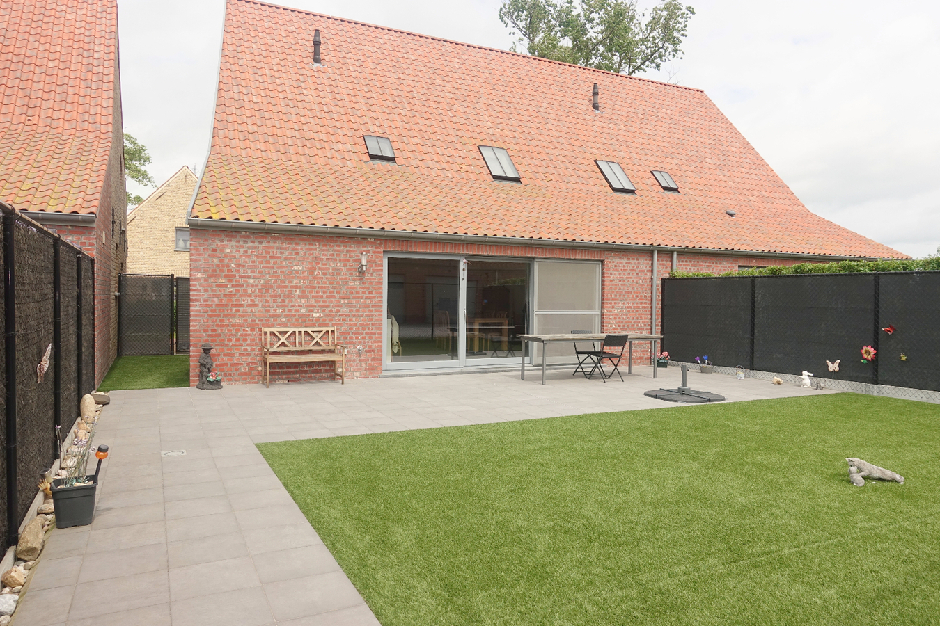 Halfopen woning met garagebox 