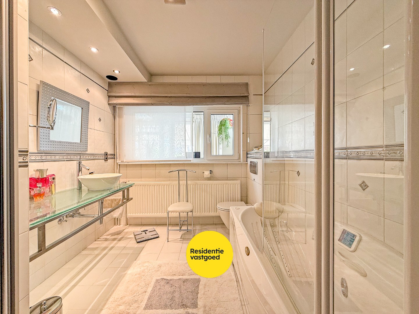 Prachtig herehuis met woonst en handelsruimte te Nieuwpoort-Stad op een zeer commerciële ligging in de Marktstraat op 400 m². 