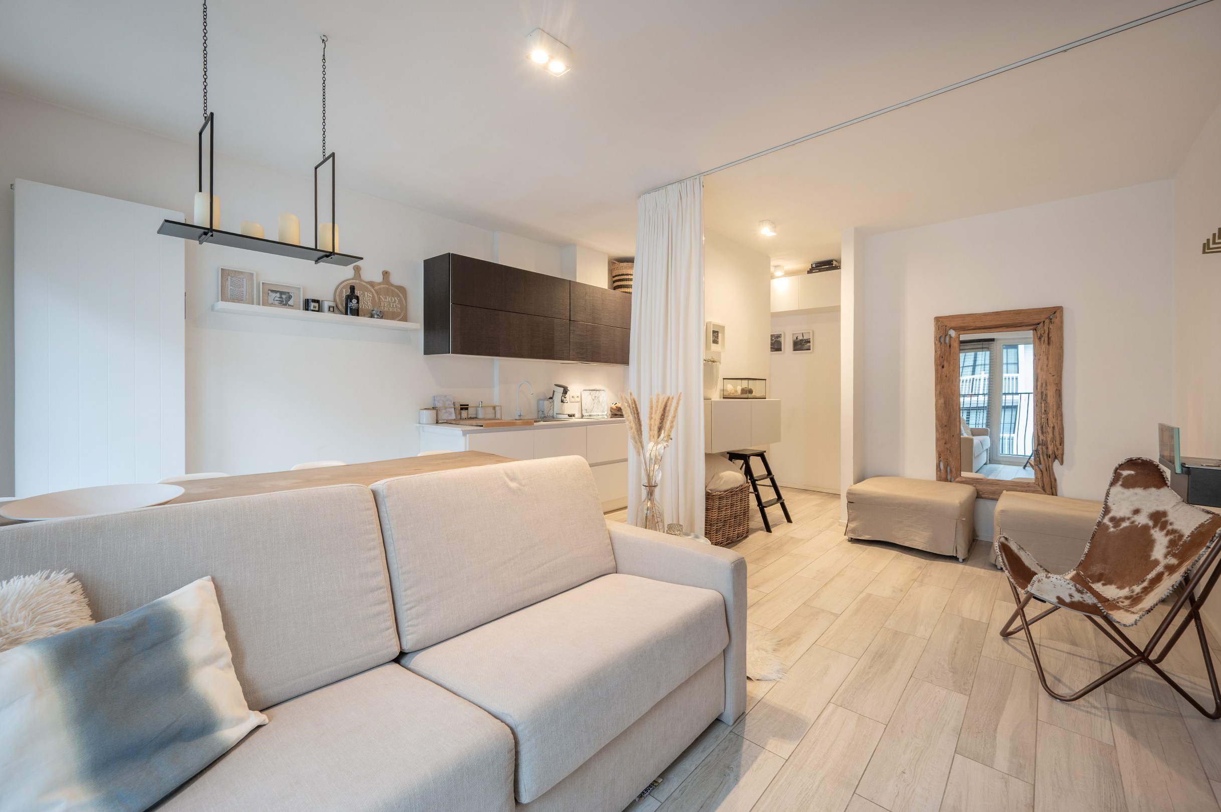 Belle studio prête à emménager avec terrasse à vendre dans le centre de Knokke, à distance de marche de la mer. 