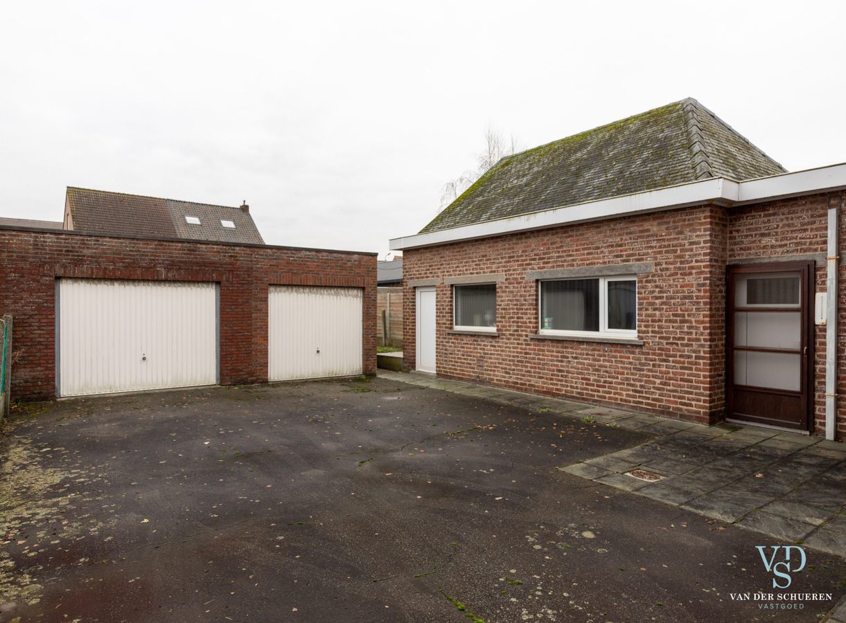 Degelijke, op te frissen Half Open Bebouwing. 