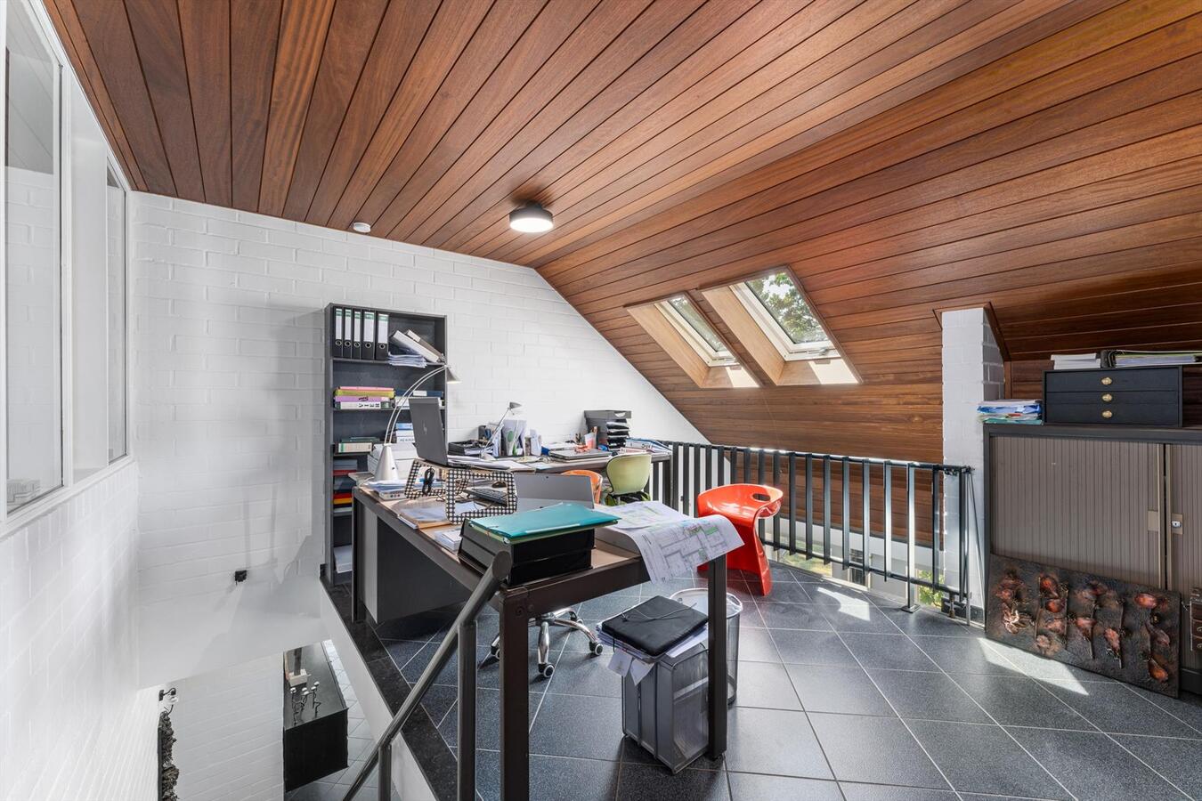 Zéér rustig gelegen woning met 5 slaapkamers en kantoorruimte te Kortemark 