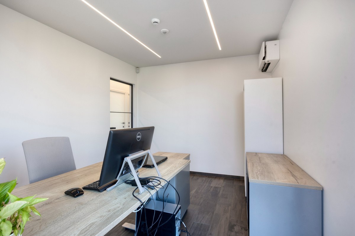 Grondig gerenoveerd KMO gebouw met magazijn en kantoorruimtes in Heverlee op een perceel van 11a19ca! – EPC -22,65 kWh/m² 