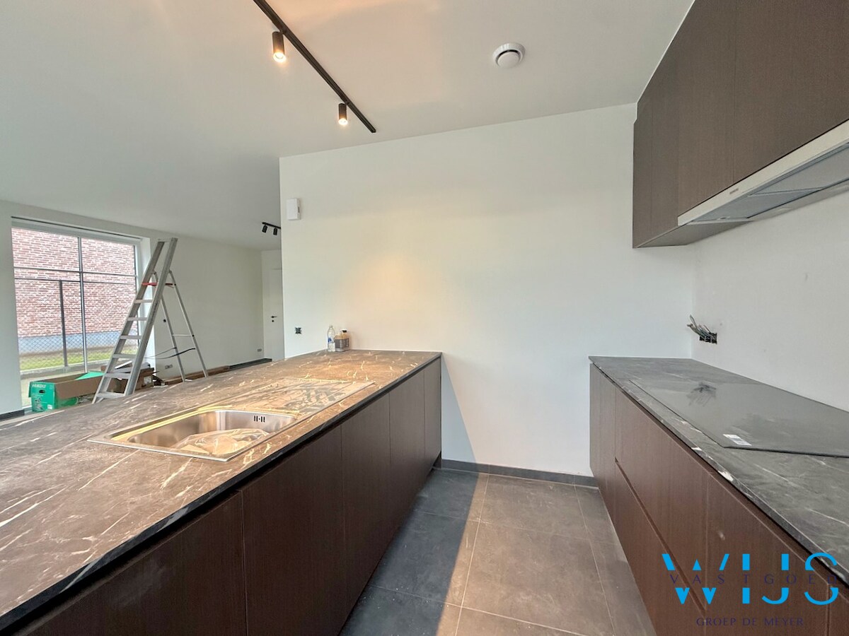 Nieuwbouw met 5 slaapkamers te Oosteeklo ! 