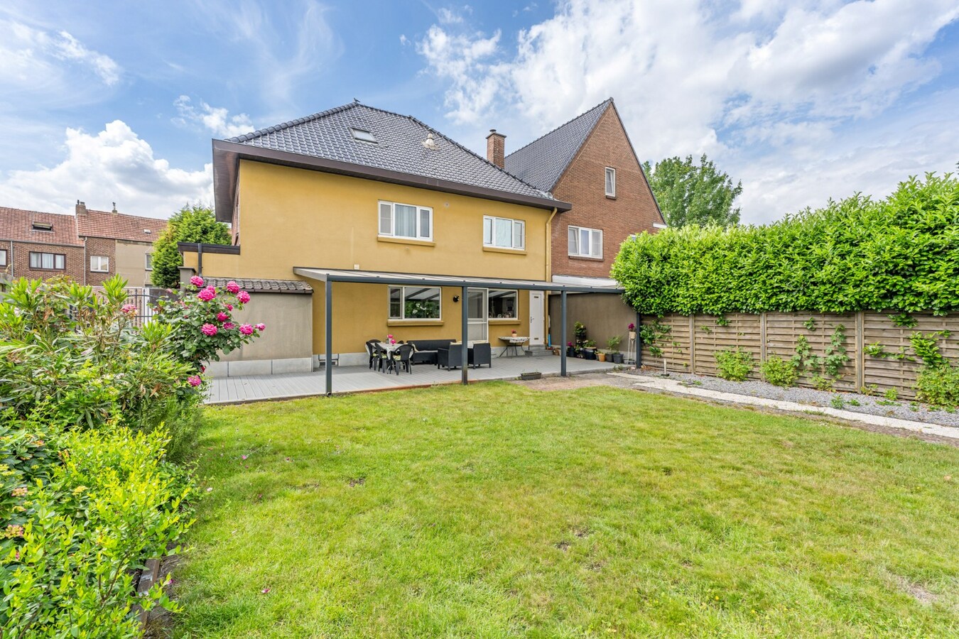Een verrassend ruime half-vrijstaande stadswoning op perceel van 4a23ca. 