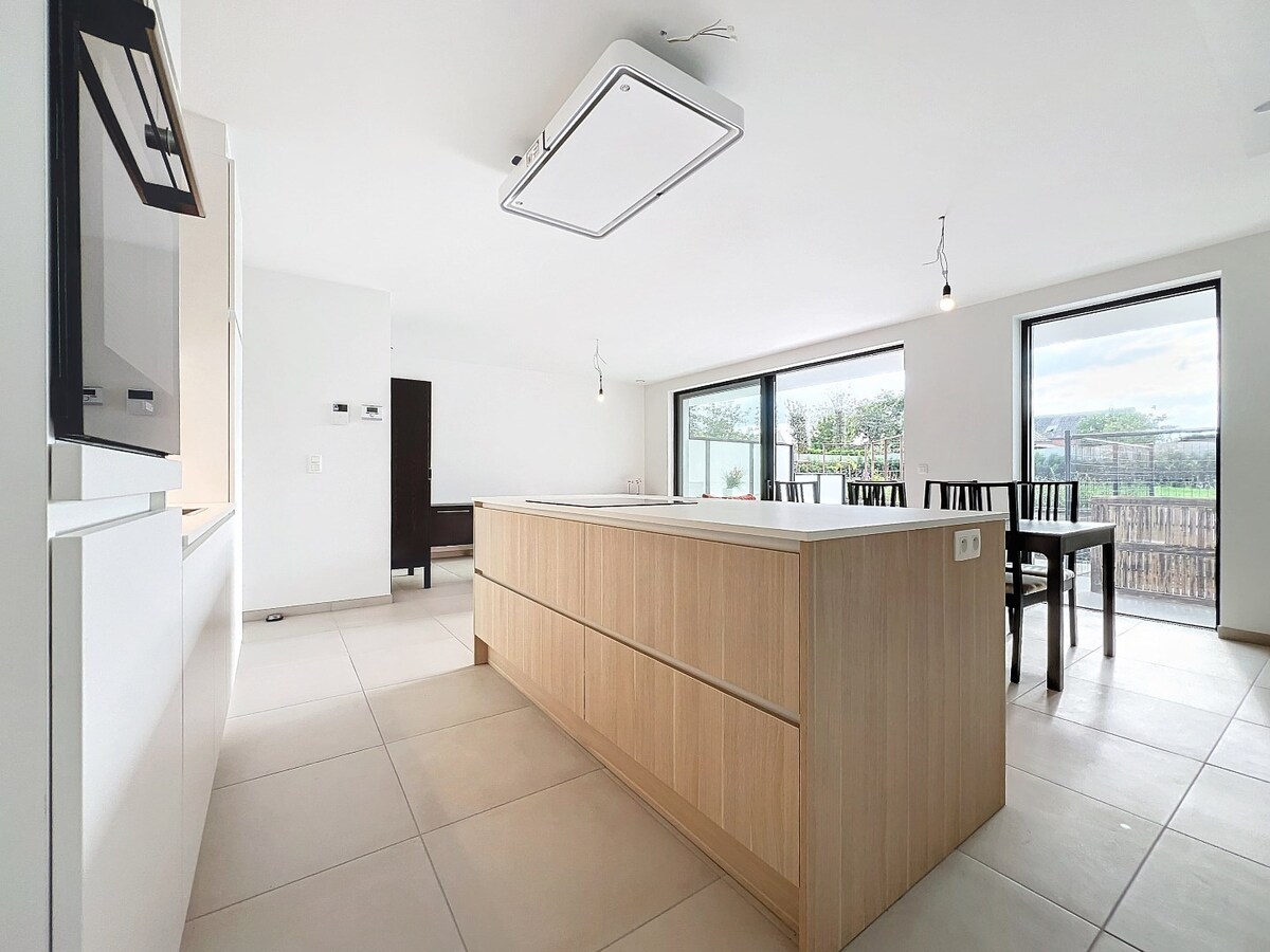 Gelijkvloers nieuwbouwapp. met tuin en garage, centrum Herzele 