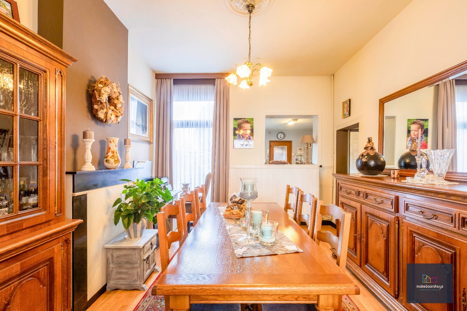 Verzorgde halfopen bebouwing met grote tuin en carport 