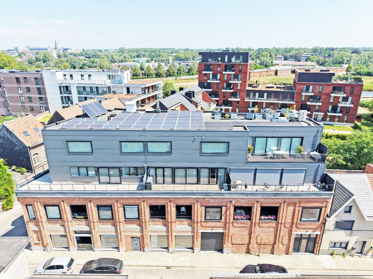 Luxueuze loft met ZW-terras en garage te centrum Aalst 