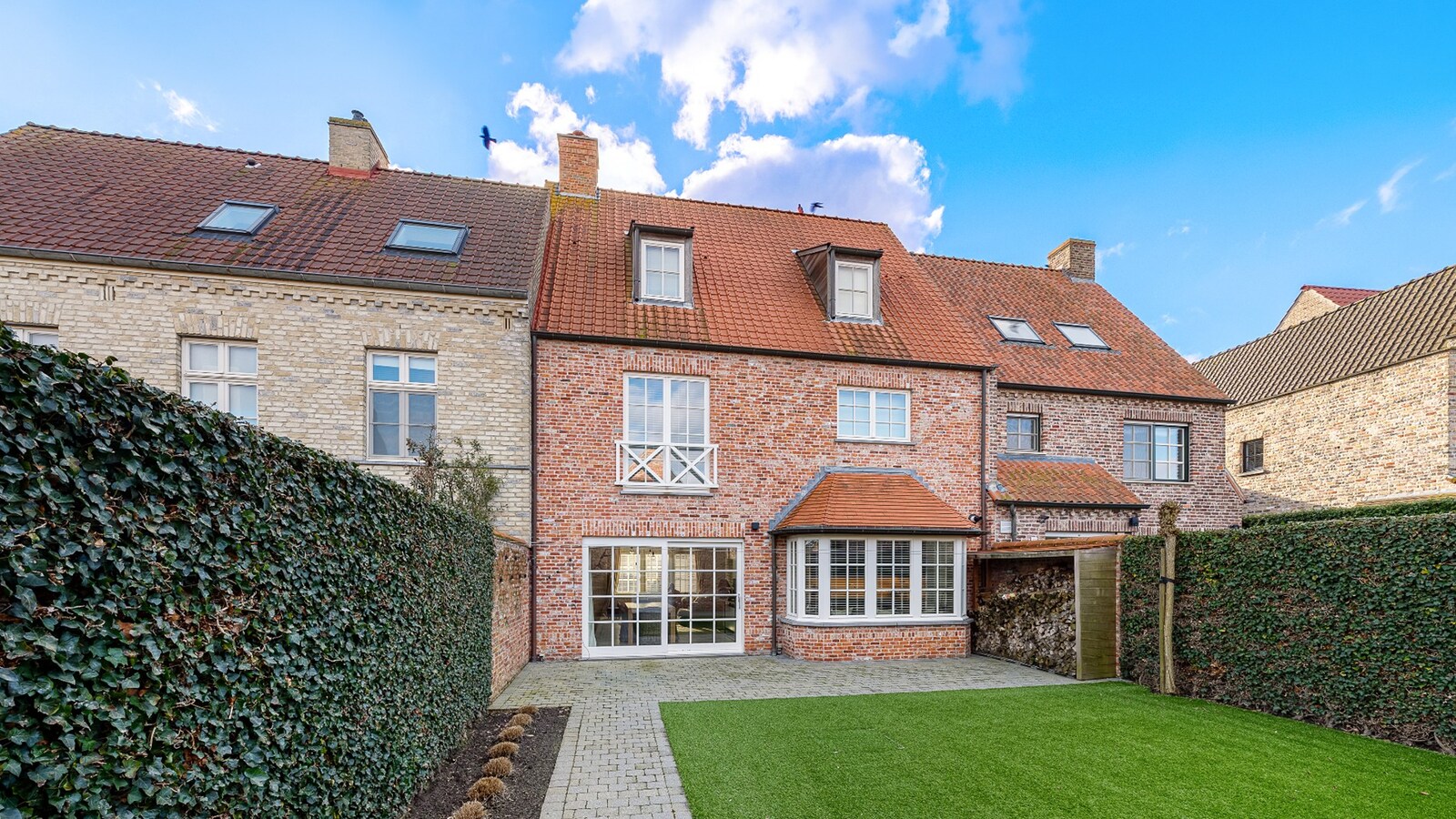 Instapklare en energiezuinige statige woning met tuin in rustige woonwijk te Knokke-Heist 