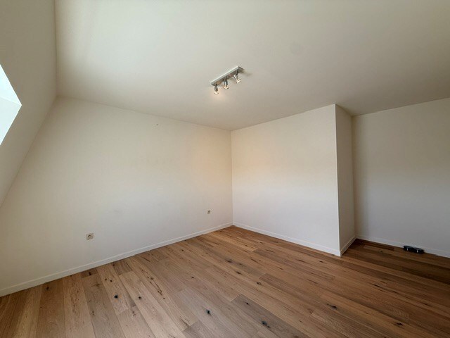 Luxe duplexappartement te huur in het hart van Maaseik, met lift, 2 slaapkamers en 2 terrassen. 