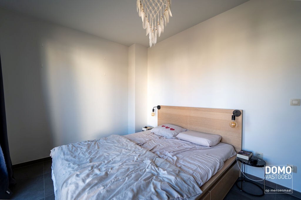 RUIM GELIJKVLOERS APPARTEMENT MET 2 SLAAPKAMERS, TERRAS EN PARKEERGELEGENHEID TE HASSELT (SINT-LAMBRECHTS-HERK) 