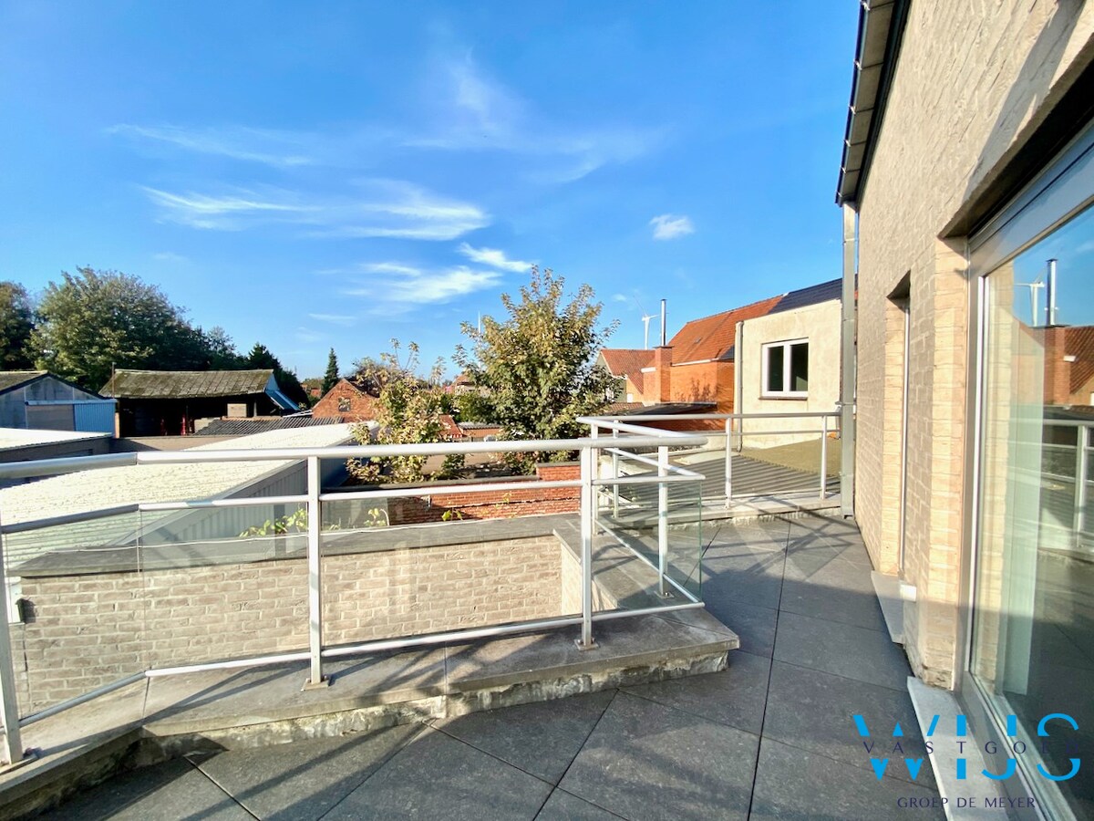 Instapklaar 2 slaapkamer appartement met garage ! 