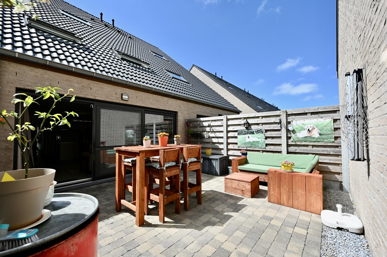 RECENTE WONING MET GARAGE EN STADSTUIN TE BREDENE 