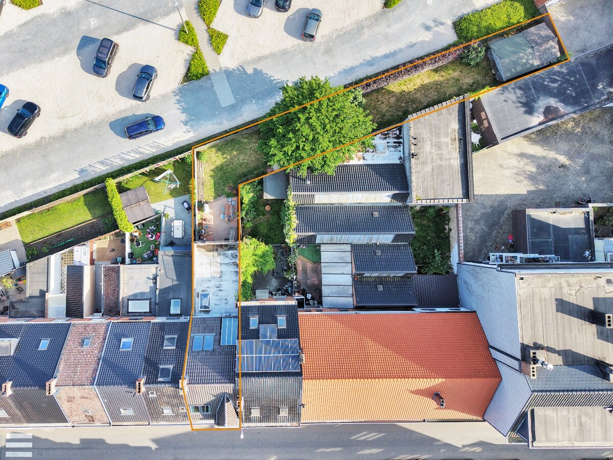 Karaktervolle woning met garage en grote tuin te centrum Zottegem 