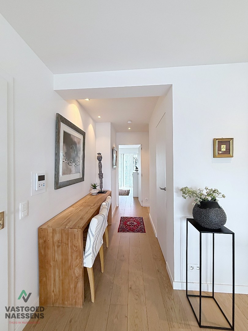 Magnifique appartement rénové de 2 chambres avec terrasse et vue sur le port. 