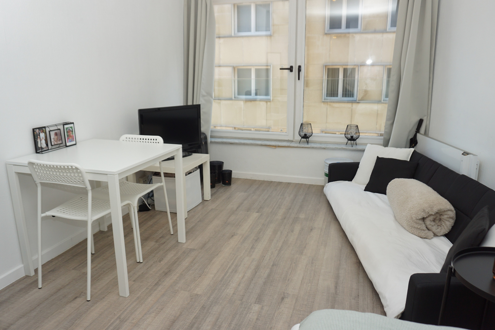 VERNIEUWDE STUDIO MET ZIJDELINGS ZEEZICHT IN CENTRUM OOSTENDE 