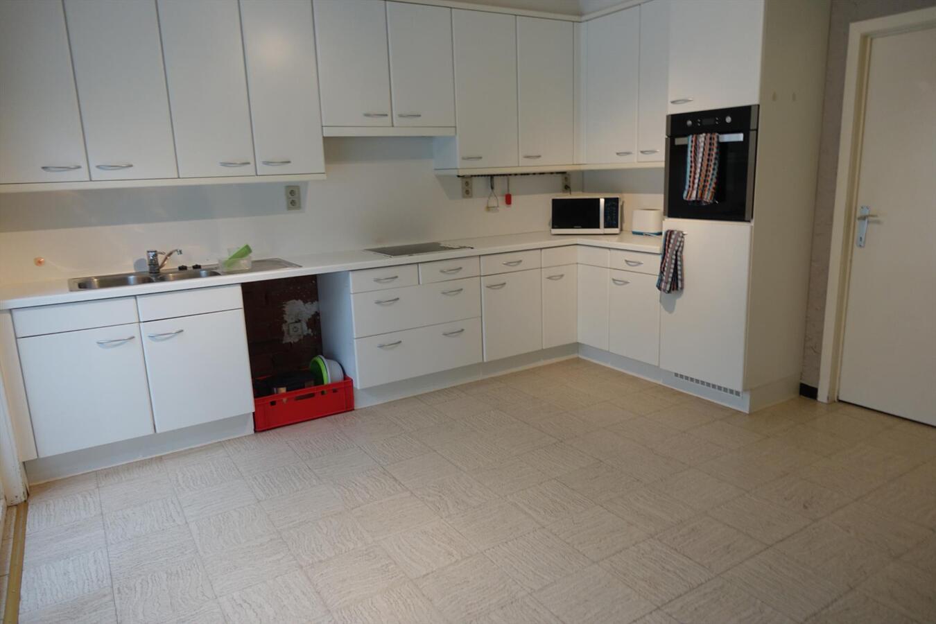 Alleenstaande woning met grote tuin - 2 garages 