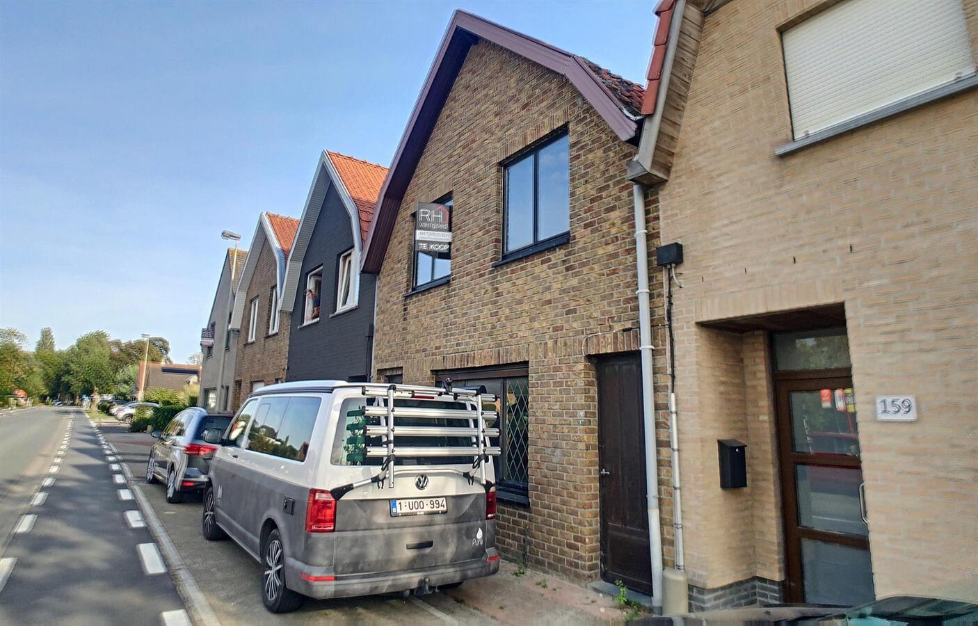 Volledig te renoveren rijwoning op mooi perceel grond - Knokke 