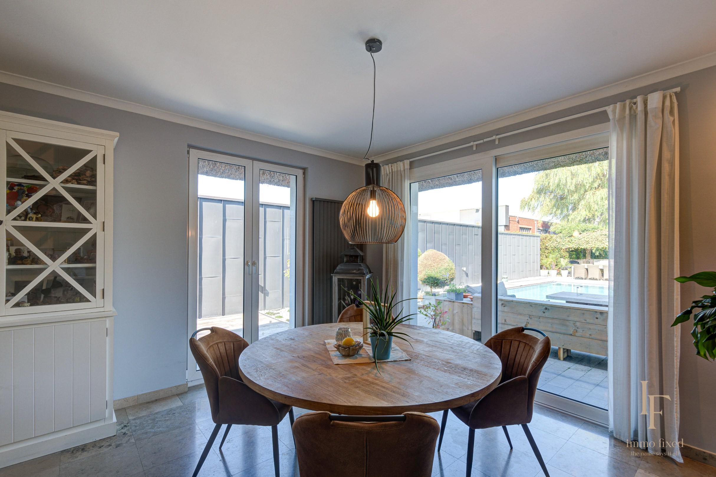 Villa met magazijn, garagebox en 12+ parkeerplaatsen te Kontich! 