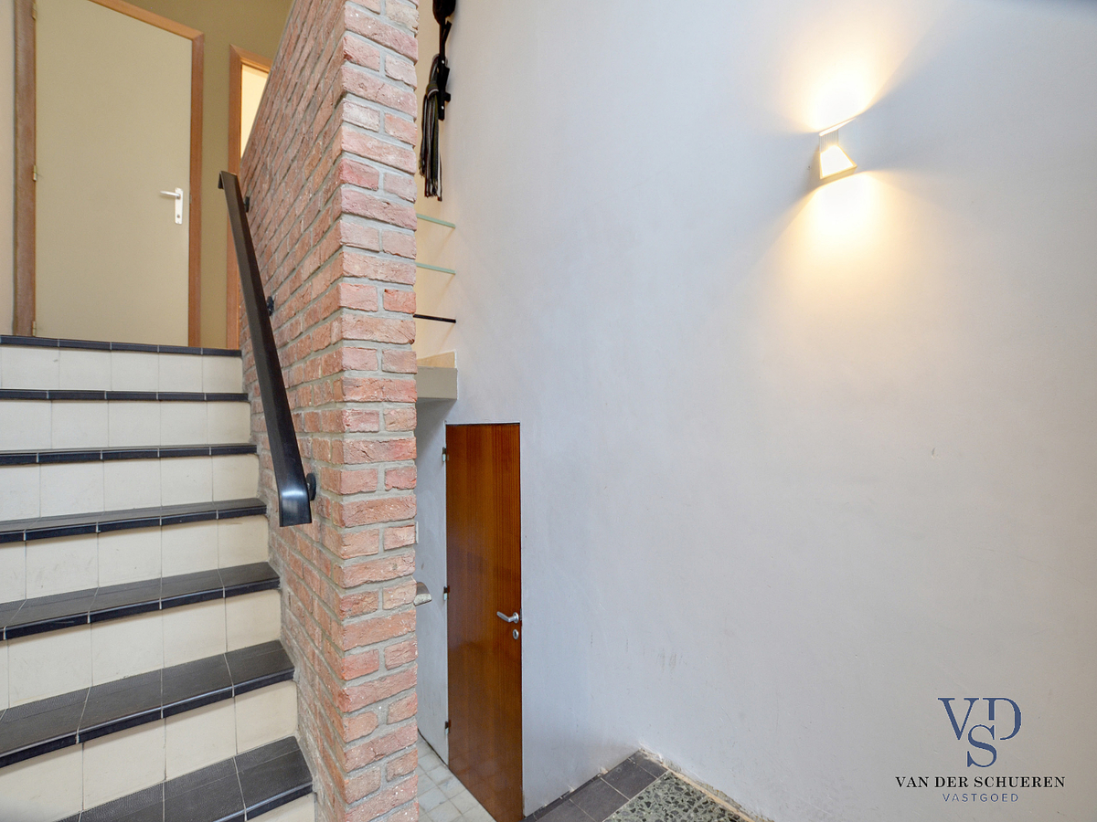 Ruime, degelijke bel-étage nabij Sint-Pieters-station. TOPPER !! 