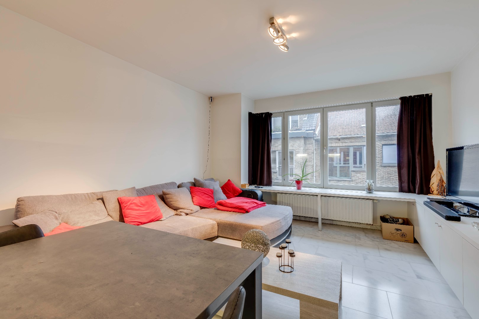 Zeer ruim 1-slaapkamer appartement met bureauruimte 