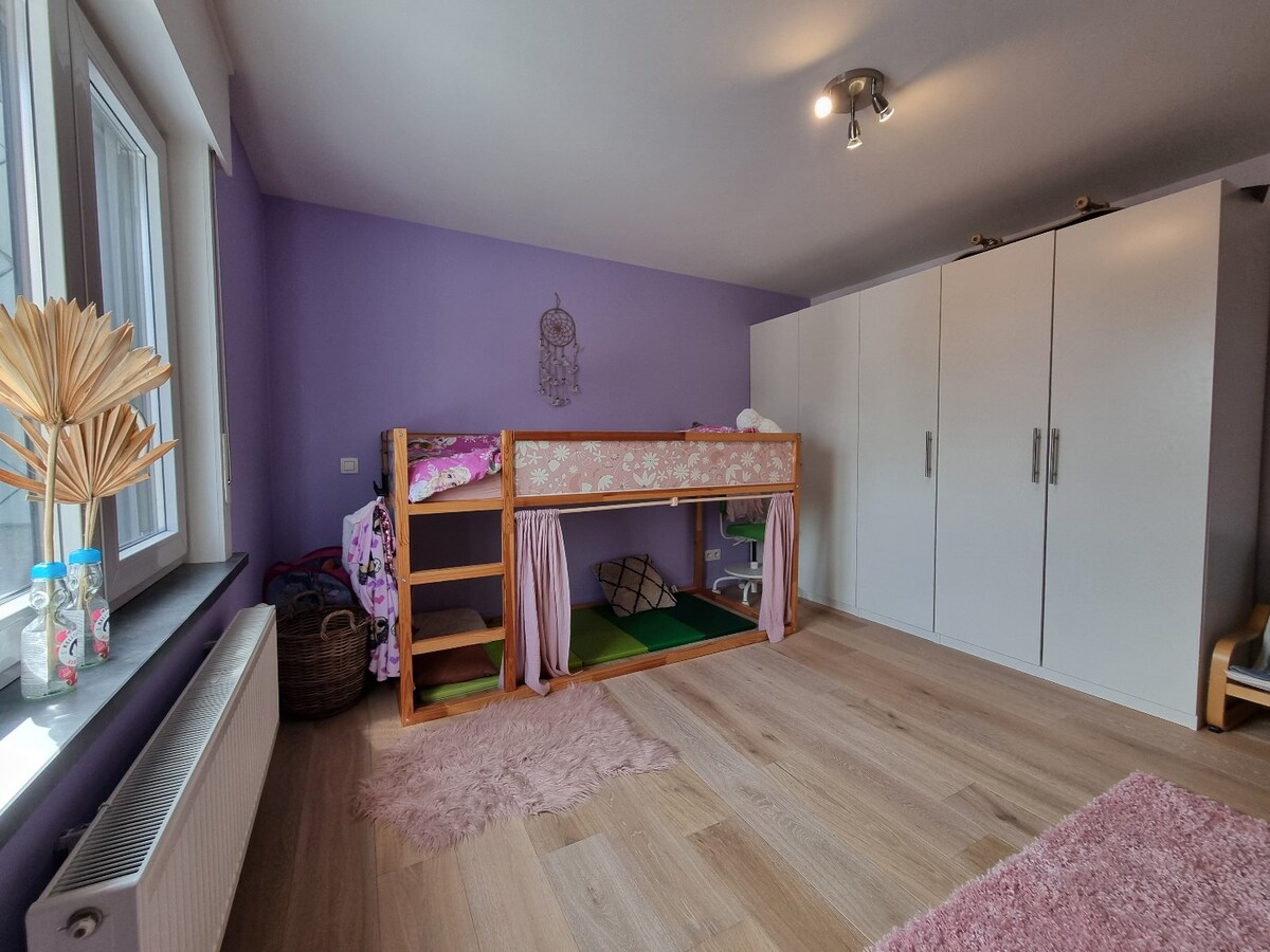 Prachtige, volledig gerenoveerde halfopen bebouwing op groot perceel van 842m² 