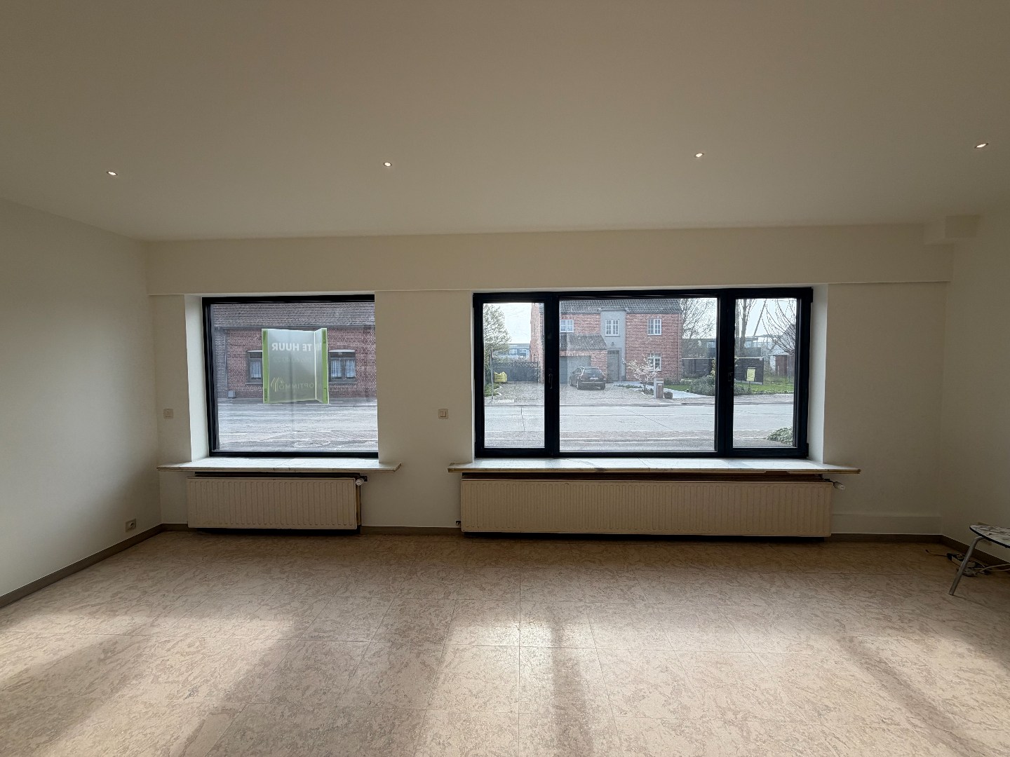 Ruime woning met twee slaapkamers en garage te Sint-Eloois-Vijve 