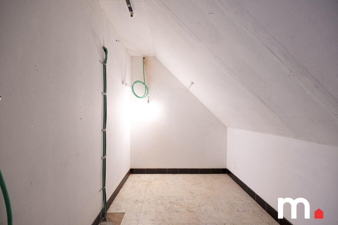 Halfopen bebouwing op 695 m2 met grote tuin en atelier te Lendelede ! 