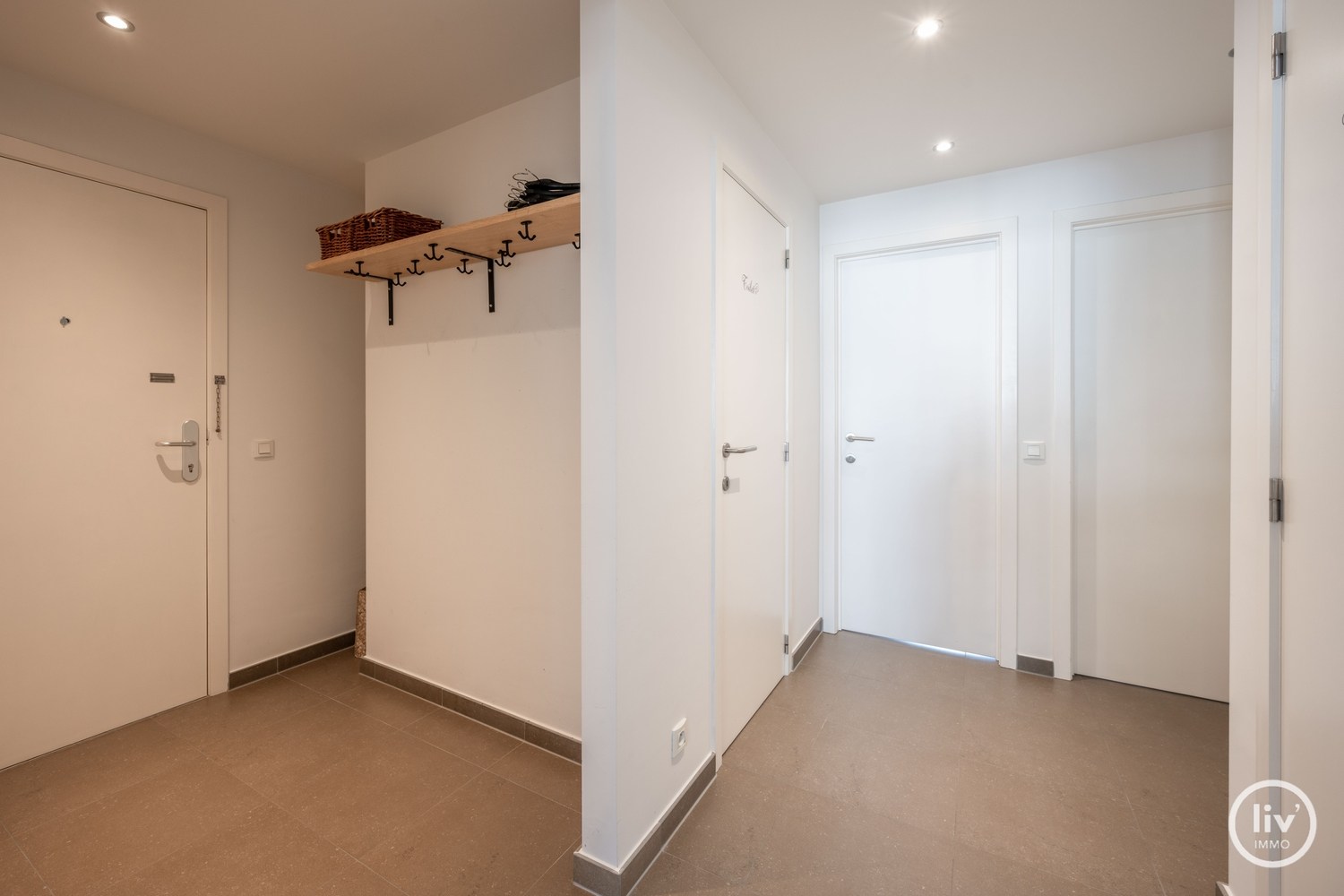 MEUBLÉ - Appartement récemment rénové et bien fini de 2 chambres à coucher, situé de manière centrale sur l'avenue Bayaux à Knokke. 