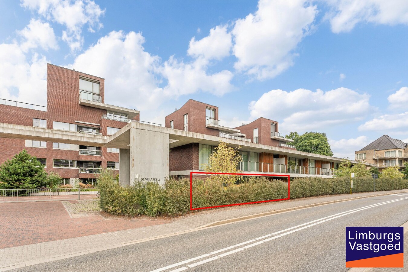 Exclusief gelijkvloers appartement met ruime terrassen, 2 slpk, extra brede autostaanplaats, centrum Genk 