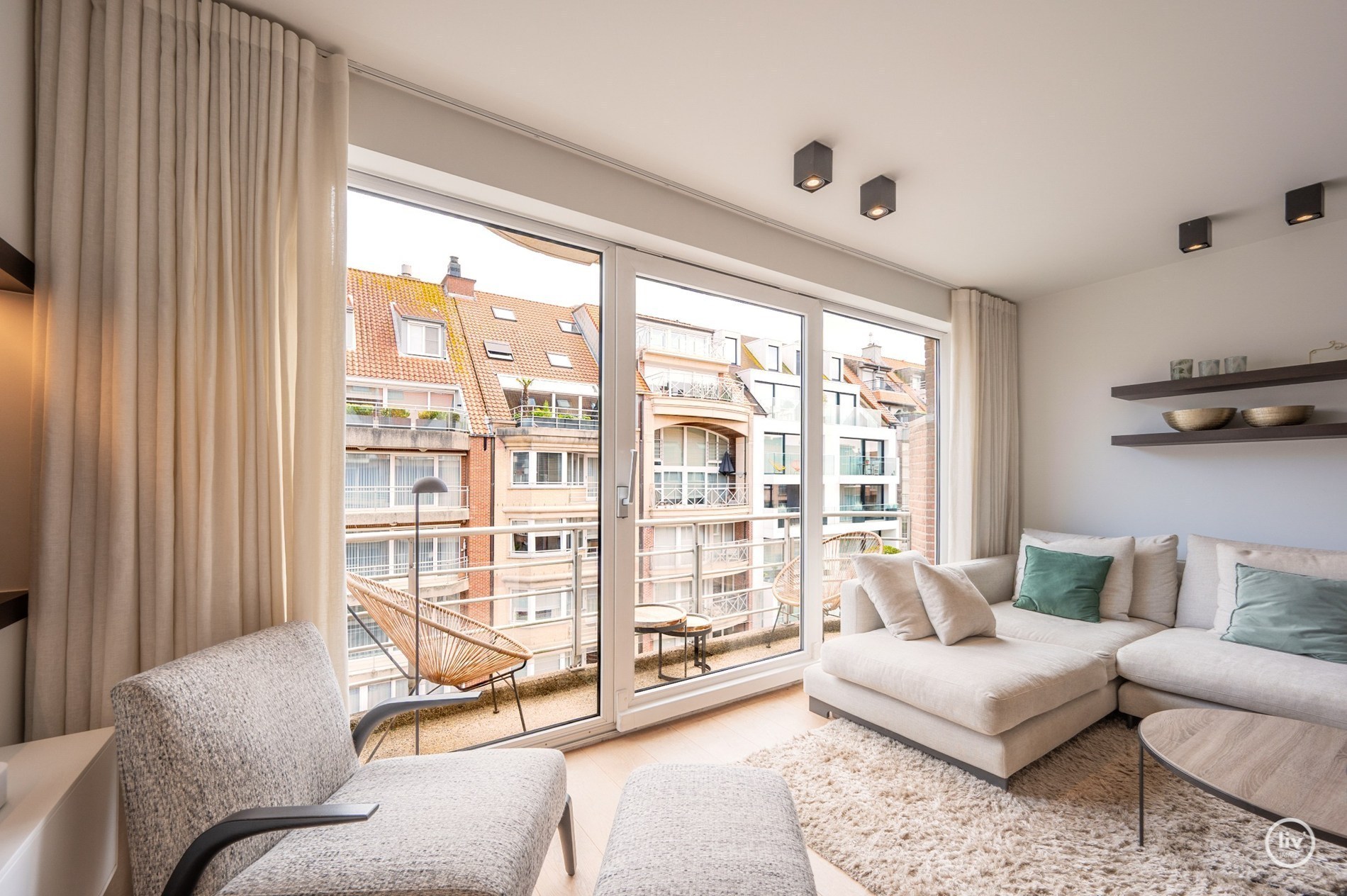 OPENDEURDAG Zaterdag 29/08 - tussen 14u en 16u:  Luxueus volledig gerenoveerd 3 slaapkamer appartement te Parmentierlaan gelegen nabij de Zeedijk. 