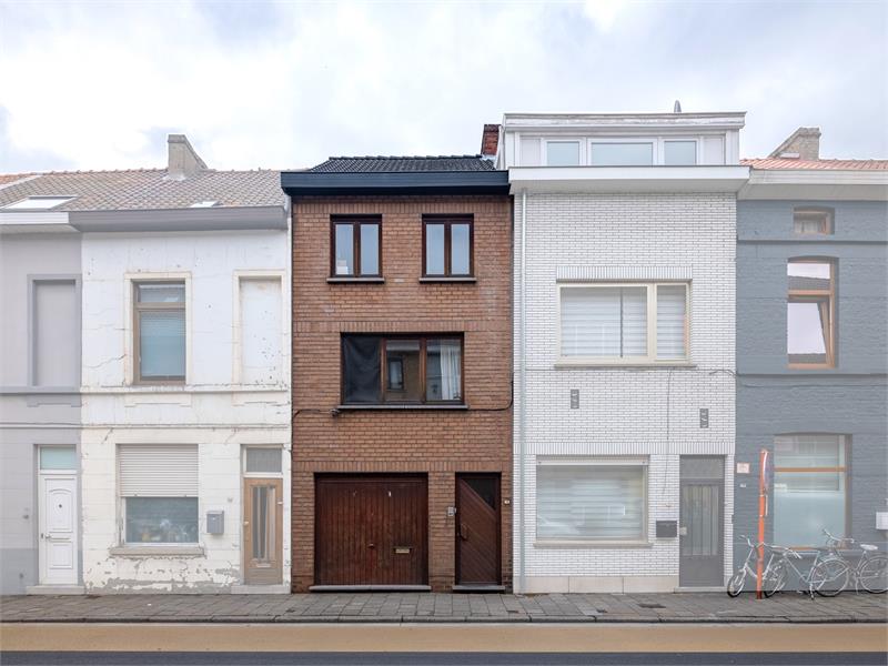 Praktisch gelegen rijwoning met inpandige garage 