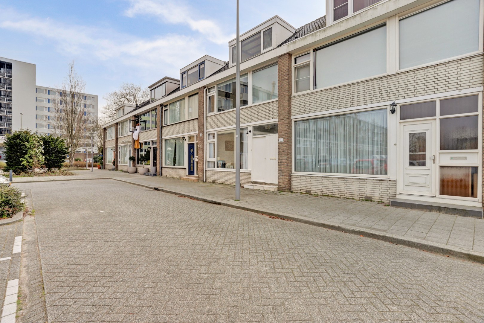 In het geliefde "Lage Land' is gelegen deze uitgebouwde 5-kamer tussenwoning met zonnige en diepe tuin en geheel gelegen op eigen grond. 