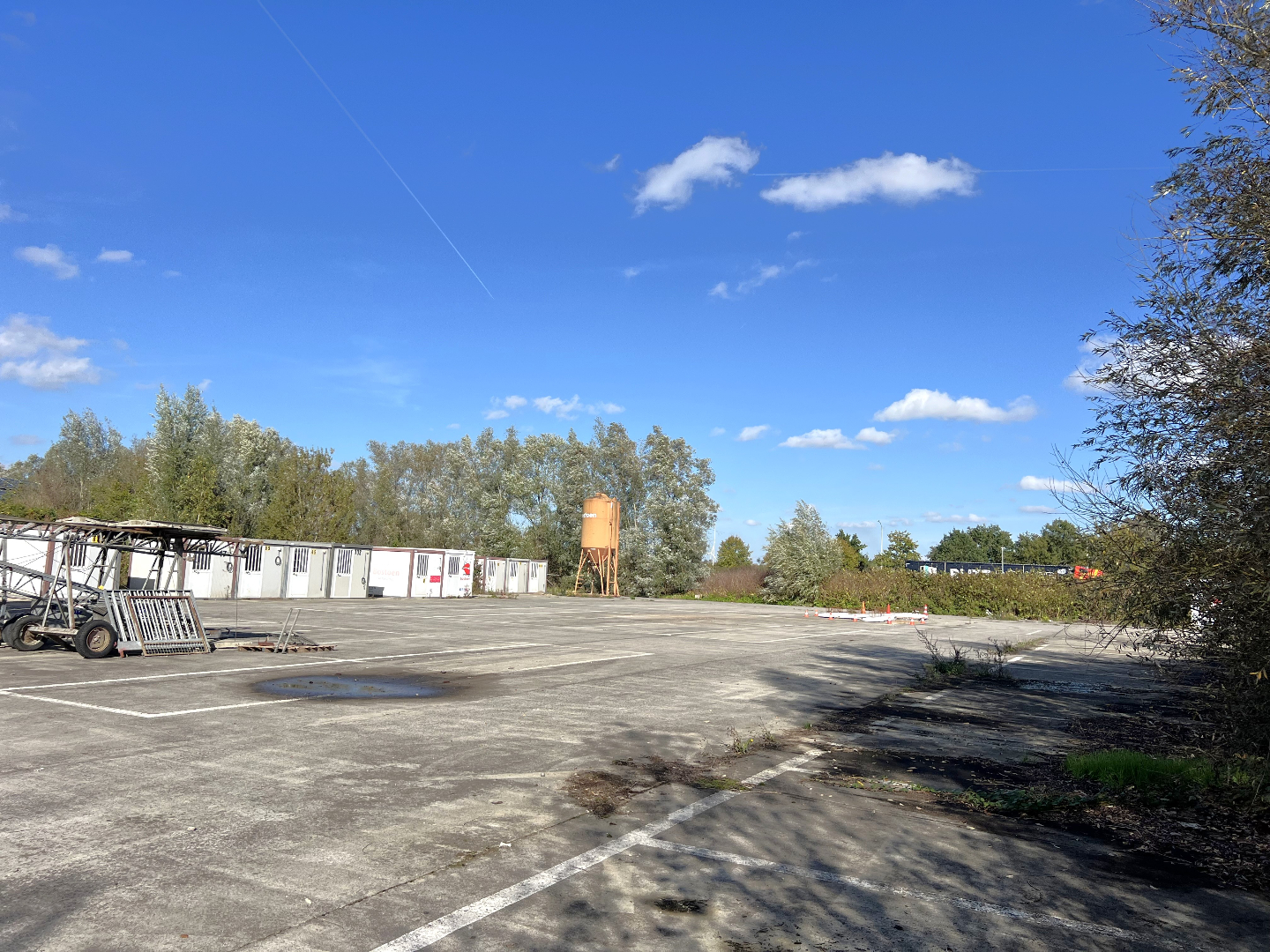 Nieuwbouw magazijnen te koop aan afrit R4 in Drongen