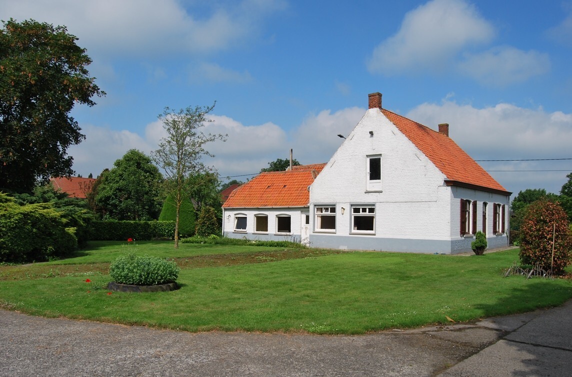 Te renoveren hoeve met stallingen op 9.333m² (+ev. 5ha) te Deinze 