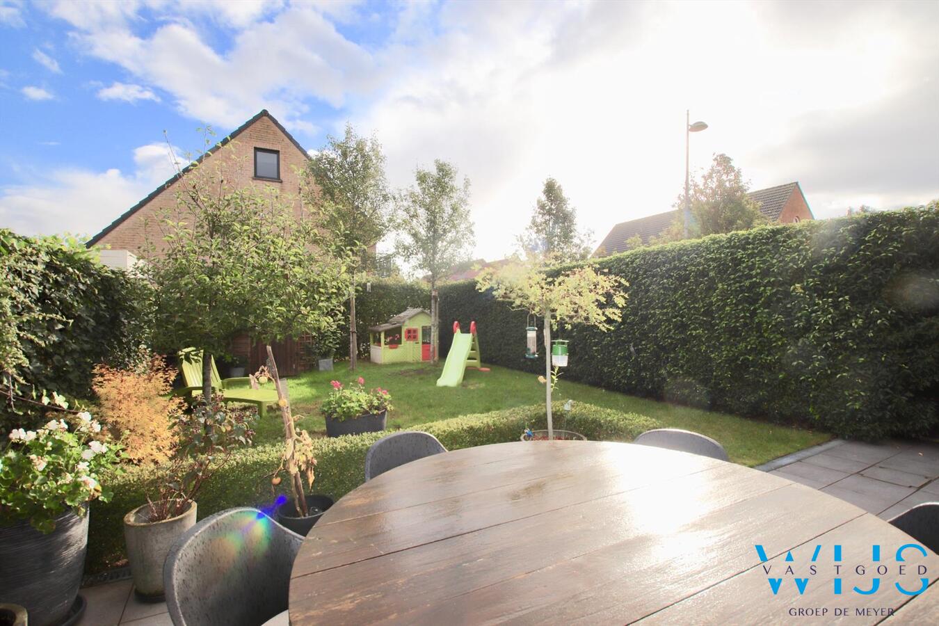 Instapklaar en zeer gezellig woonhuis in een rustige wijk te EEKLO ! 