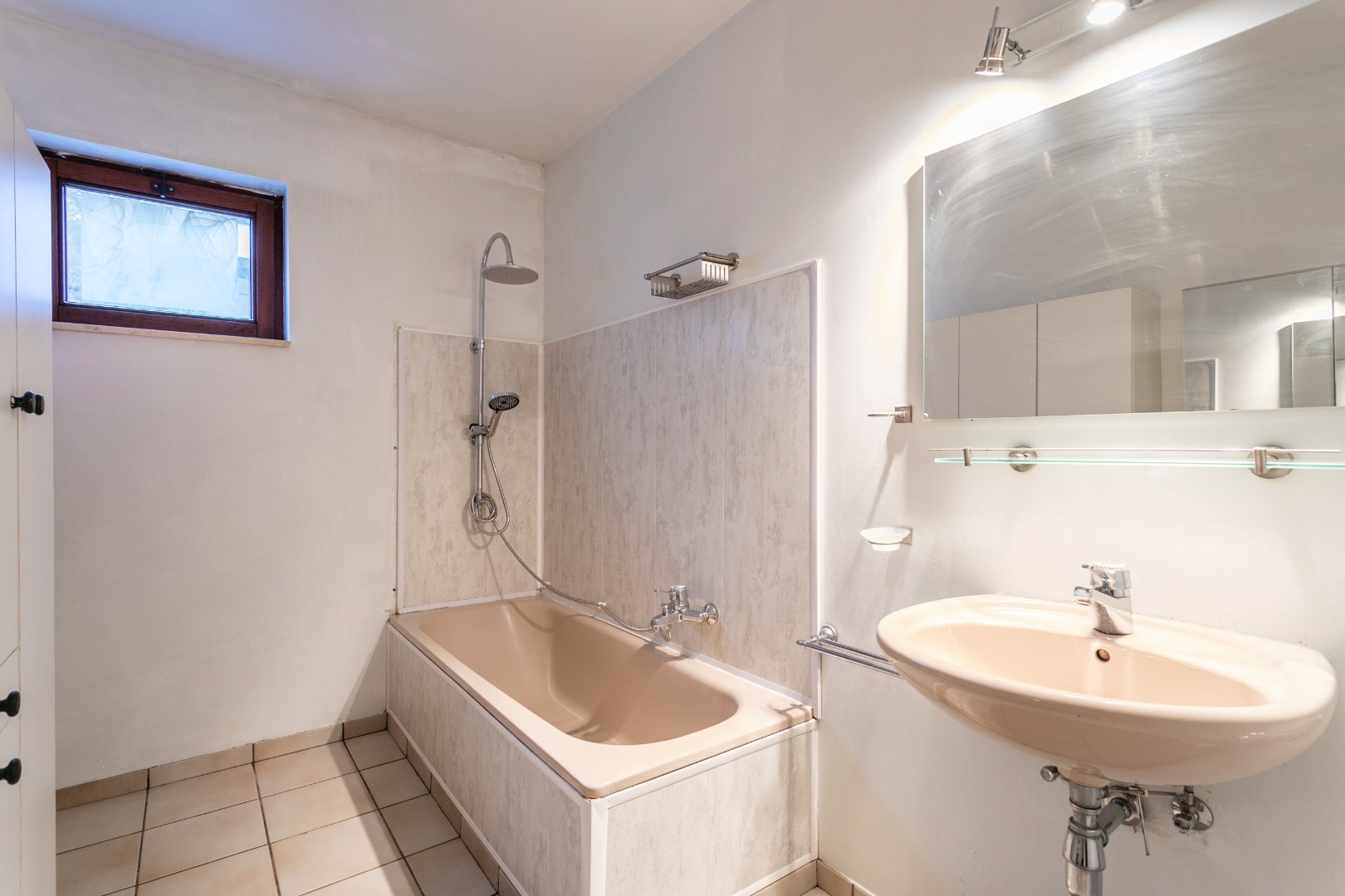 Op te frissen bungalow met 2 slaapkamers, garage en tuin op topligging in Halle 