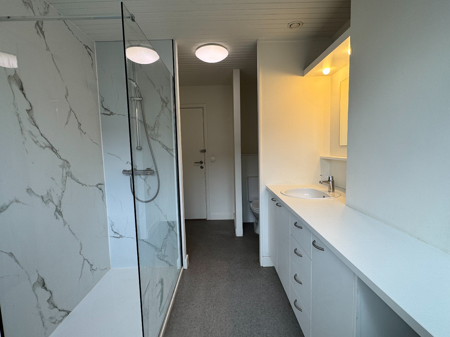 Verzorgd appartement met 2 slaapkamers en garage. 